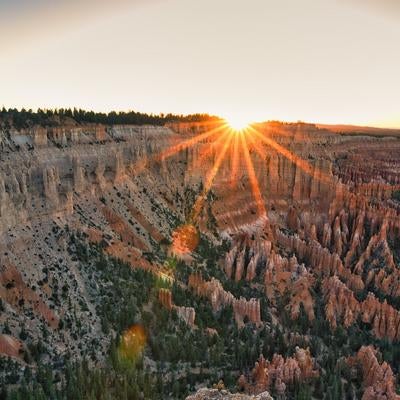 夕日が照らすブライスキャニオン国立公園の峡谷と針峰の写真