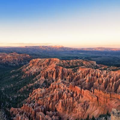 夕焼けに照らされたブライスキャニオンの赤い峡谷の写真