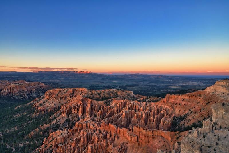 サンセットアワーのブライスキャニオンと夕焼けに染まる峡谷の絶景
