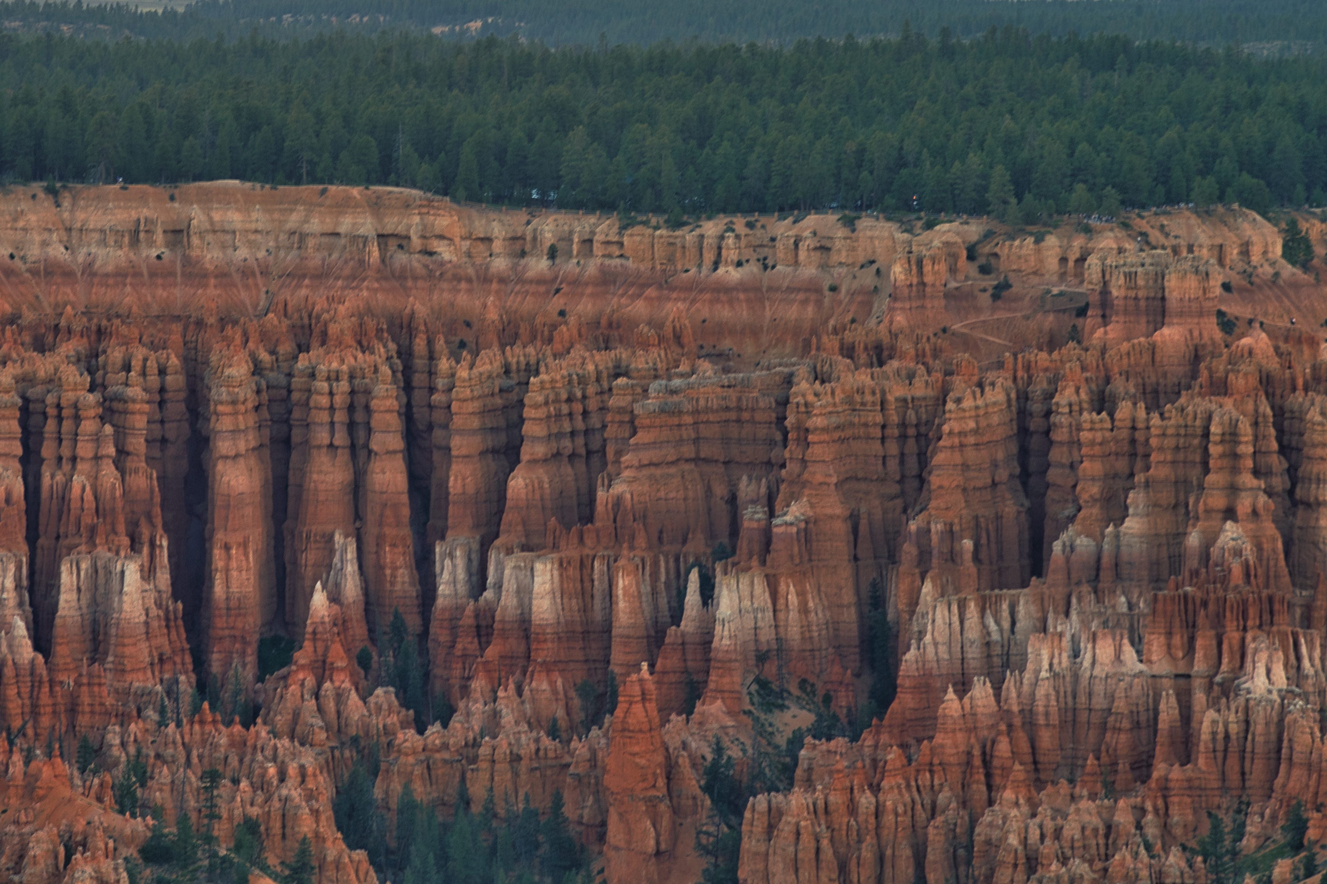 層を成す赤い岩柱とブライスキャニオンの壮大な景色の写真