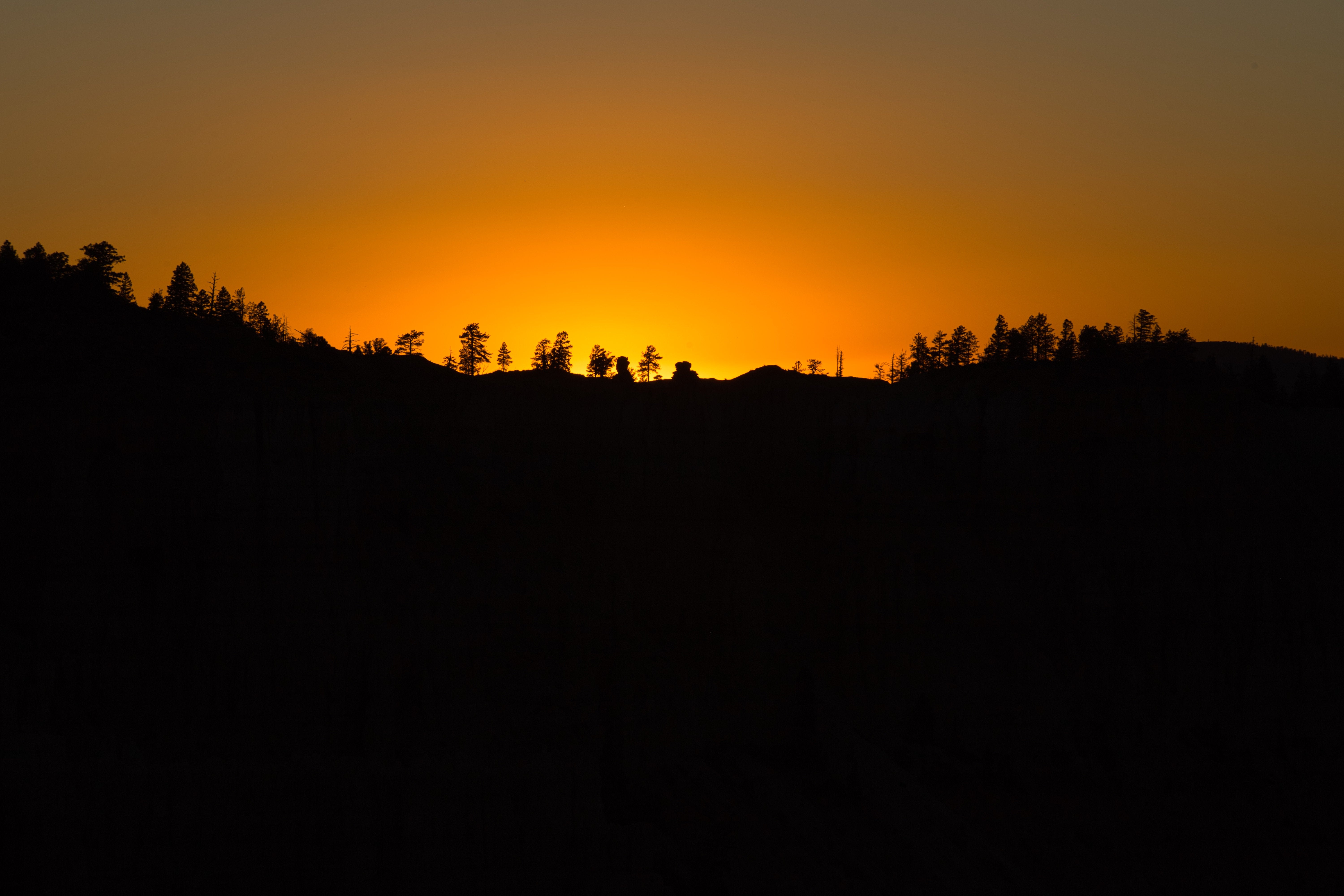 壮大な夕焼けとブライスキャニオンのシルエットの写真