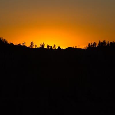 ブライスキャニオン国立公園の壮大な夕焼けとシルエットの写真
