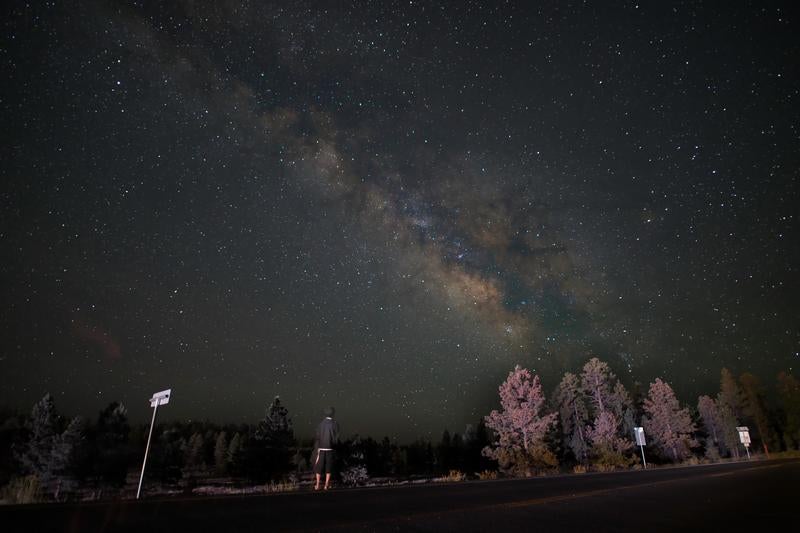ブライスキャニオン国立公園で天の川を見上げる人