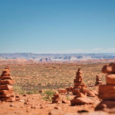 ブライスキャニオンの赤茶色の大地に並ぶケルンと広大な景色の写真