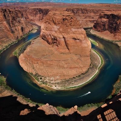 コロラド川が浸食した馬蹄湾の崖と蛇行する河川地形の写真