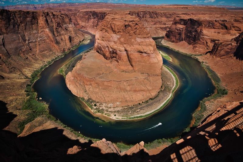 コロラド川が浸食した馬蹄湾の崖と蛇行する河川地形