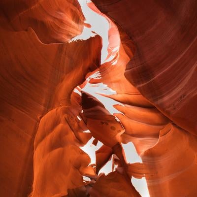 アンテロープキャニオンの砂岩岩壁に刻まれた岩模様の写真