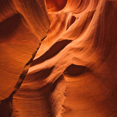 アンテロープキャニオンの砂岩が織りなす曲線と光影の写真