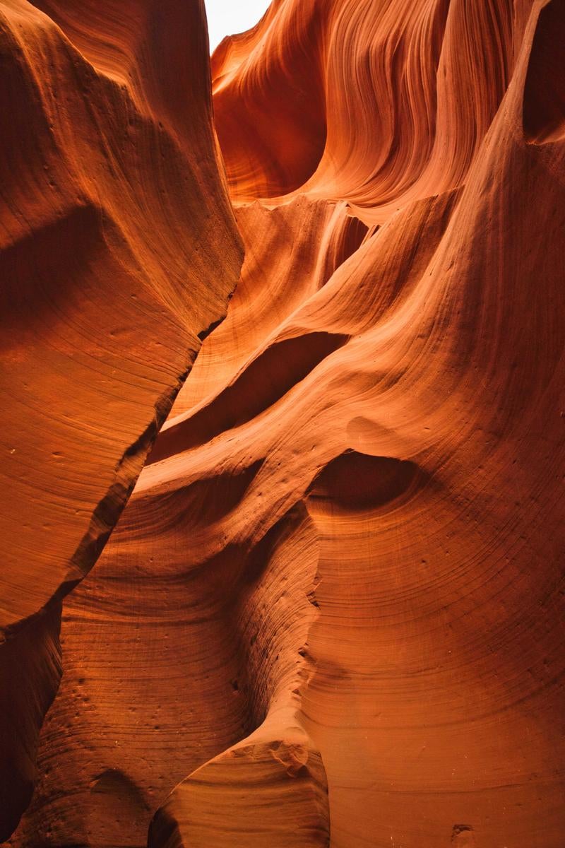 アンテロープキャニオンの砂岩が織りなす曲線と光影