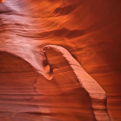 赤橙色に輝くアンテロープキャニオンの岩壁彫刻の写真