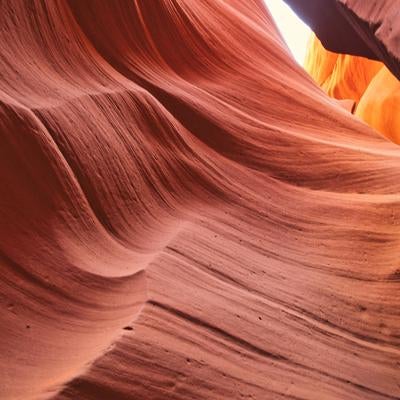 アンテロープキャニオンの内部に差し込む光と砂岩の岩壁の写真