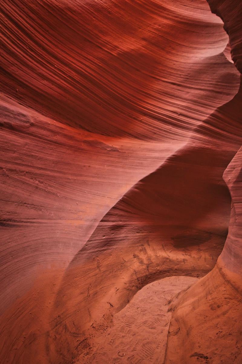 アンテロープキャニオンの内部に広がる赤茶色の岩壁と浸食模様