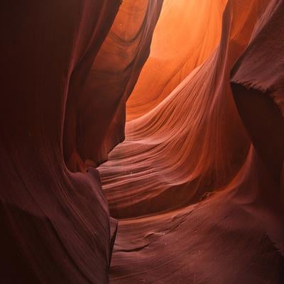 曲線を描くアンテロープキャニオンの赤茶色の岩壁の写真