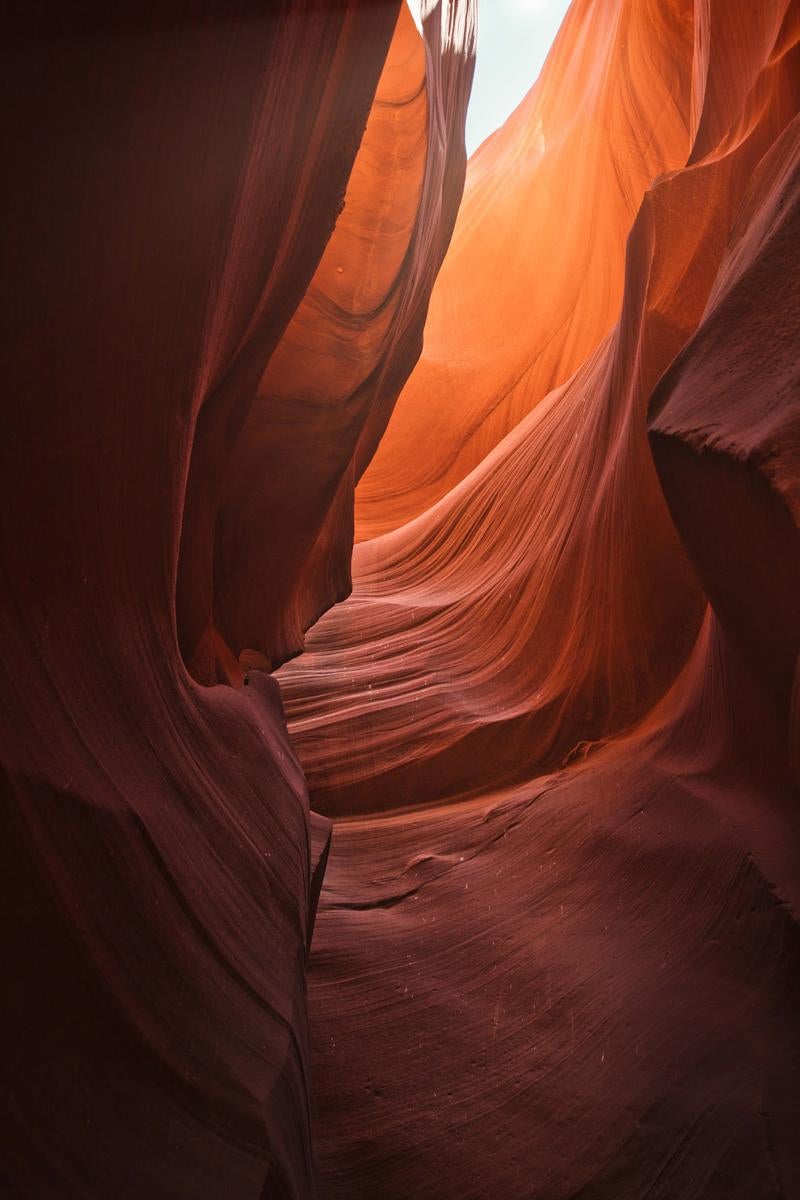 赤茶色の砂岩が曲線を描くアンテロープキャニオンの岩壁