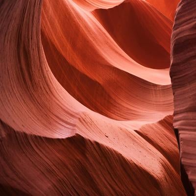 自然光が作り出すアンテロープキャニオンの砂岩の壁面の写真