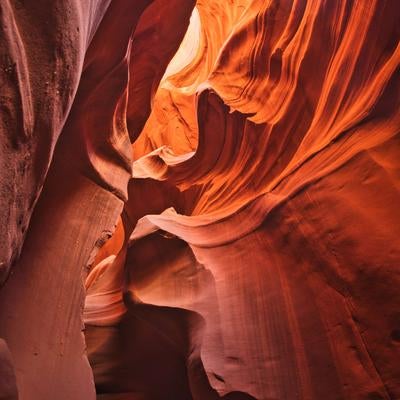 砂岩の曲線が奏でるアンテロープキャニオンの赤橙色の内部の写真