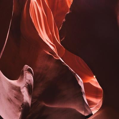 光と影が織り成すアンテロープキャニオンの砂岩の曲線の写真