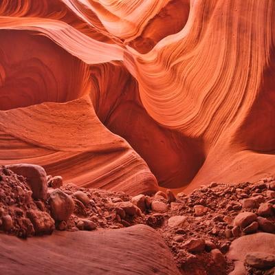 アンテロープキャニオンの赤茶色の砂岩が描く流線的な曲線の写真