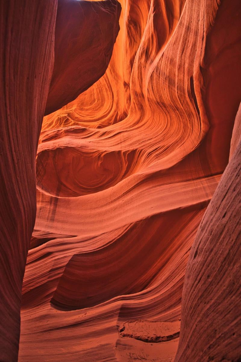 曲線の滑らかな砂岩が光に浮かぶアンテロープキャニオン