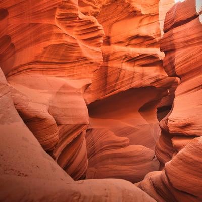 アンテロープキャニオンの滑らかな赤茶色の砂岩の曲線と浸食の写真