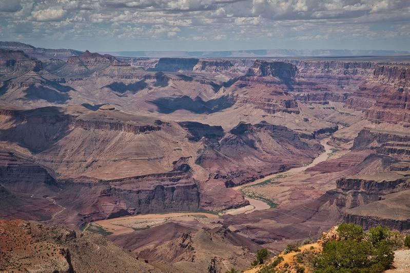 雄大な地層が重なるグランドキャニオンの峡谷絶景