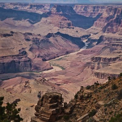 グランドキャニオンの広がる谷底と青空の風景の写真