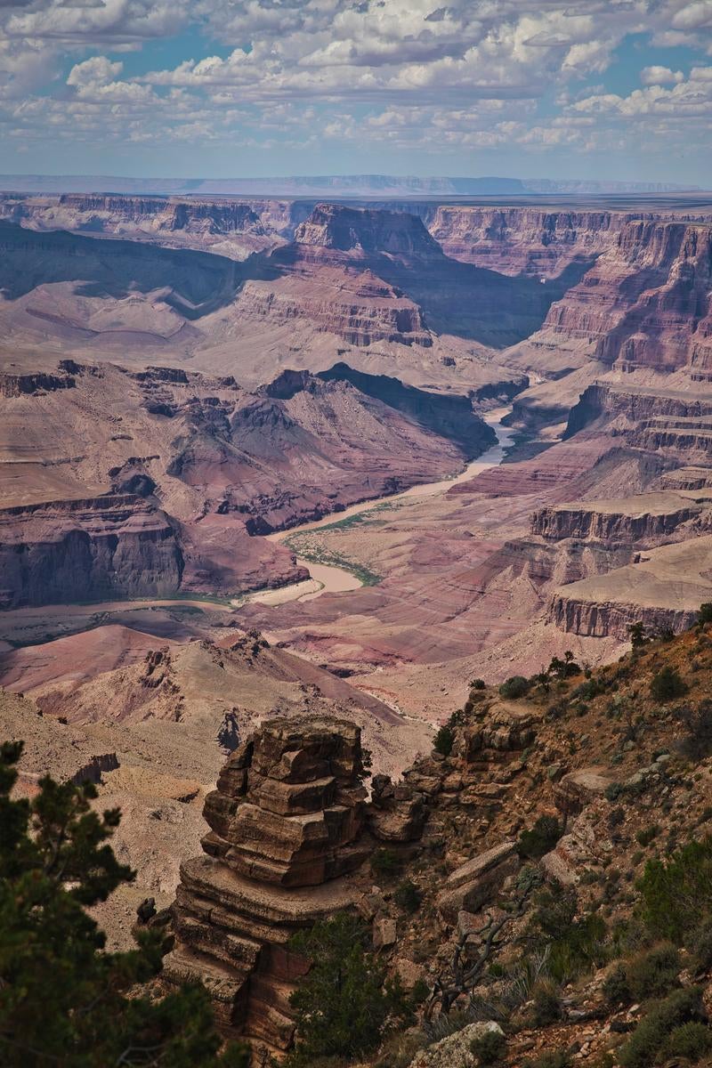 グランドキャニオンの峡谷の中をコロラド川が流れる空撮風景