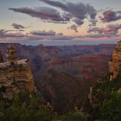 夕暮れ時のグランドキャニオンと岩肌の峡谷風景の写真