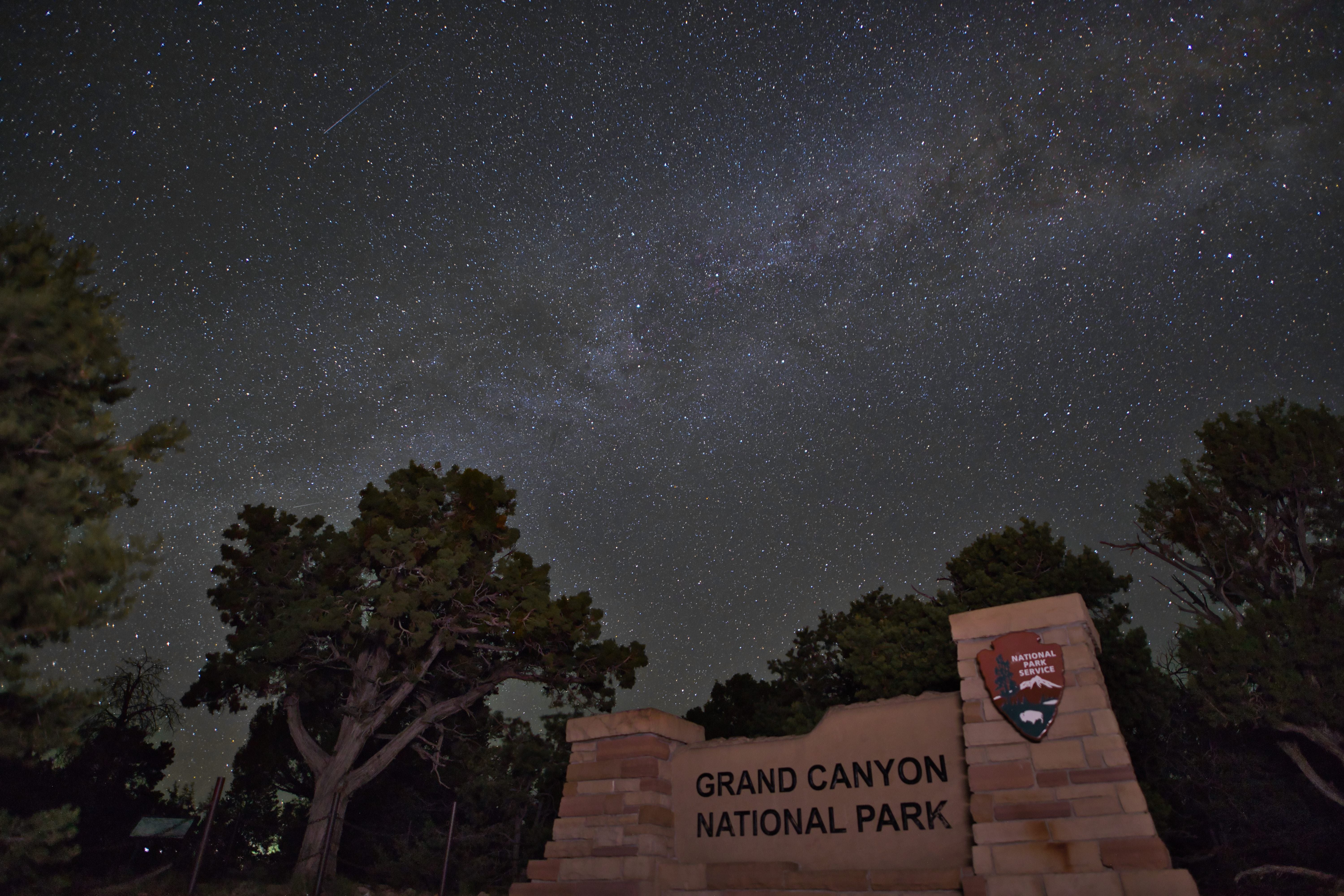 「グランドキャニオン国立公園の入口と天の川」の写真