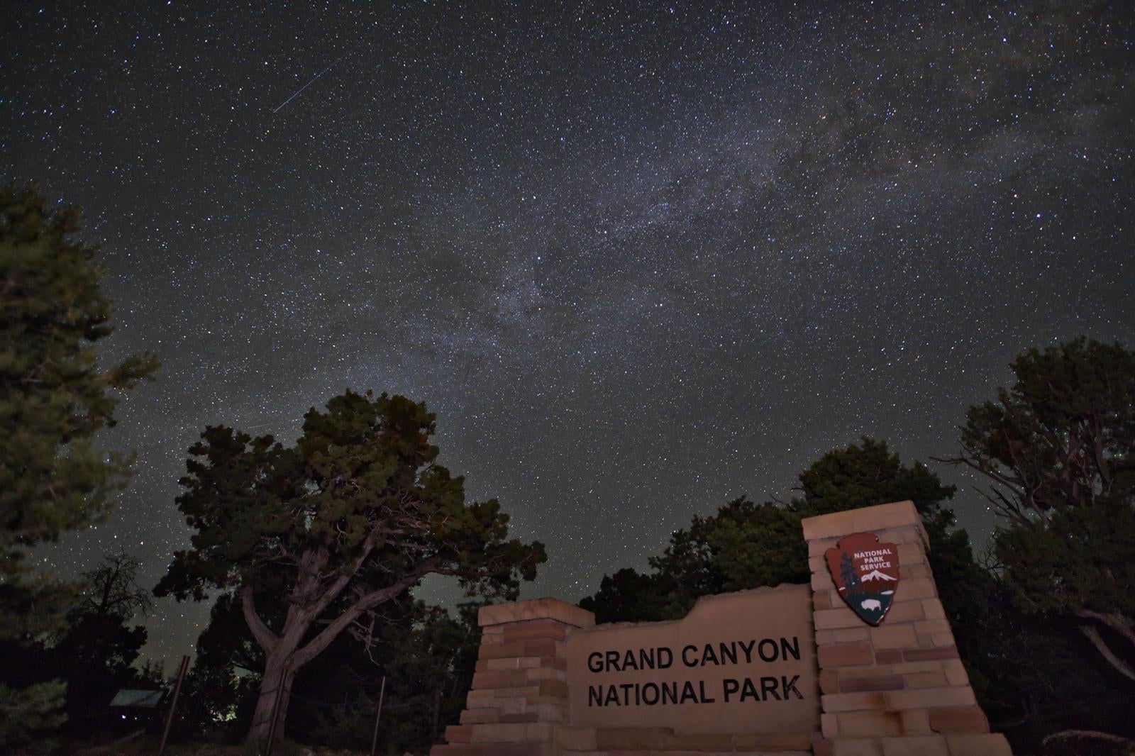 グランドキャニオン国立公園の看板と天の川が見える星空