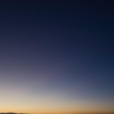 薄暗い空に浮かぶ三日月とグランドキャニオンの写真
