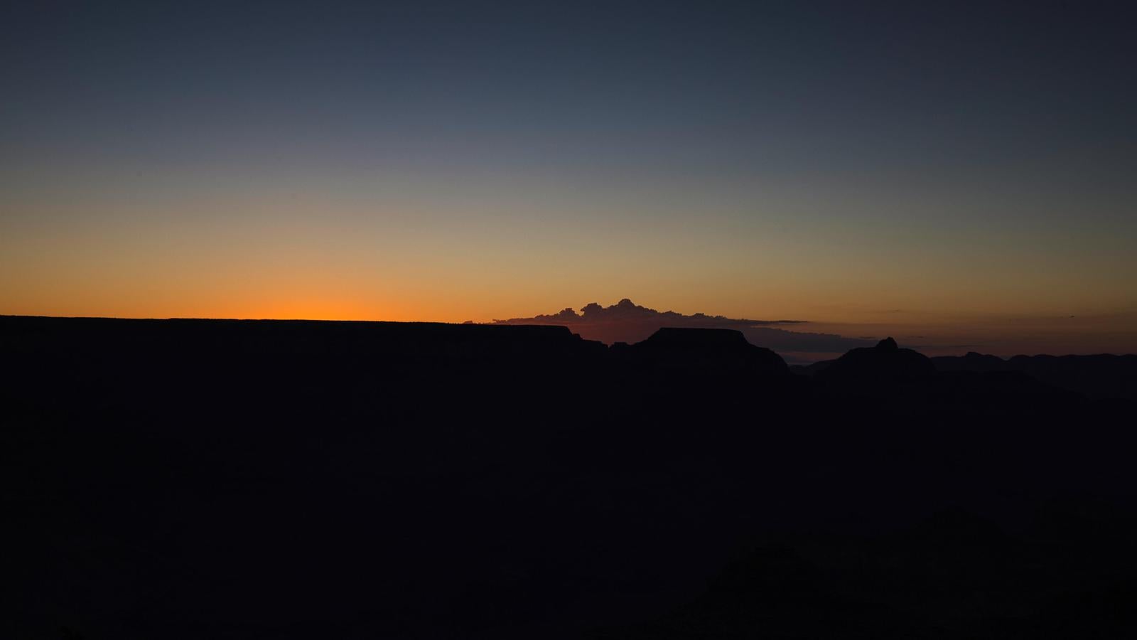 朝焼けに染まったグランドキャニオンの峡谷シルエット