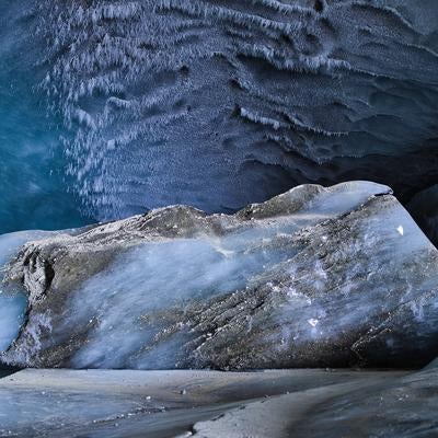 洞窟内にある巨大な氷の塊の写真