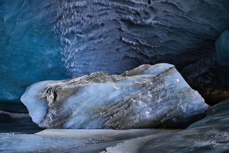 洞窟内にある巨大な氷の塊の写真