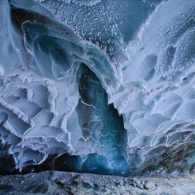 氷の洞窟内の壁面模様の写真