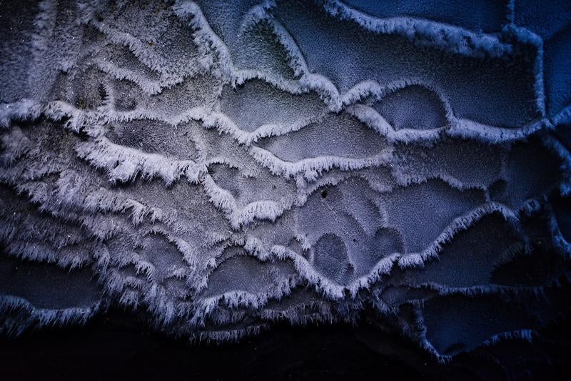氷の洞窟内の天井部分の写真
