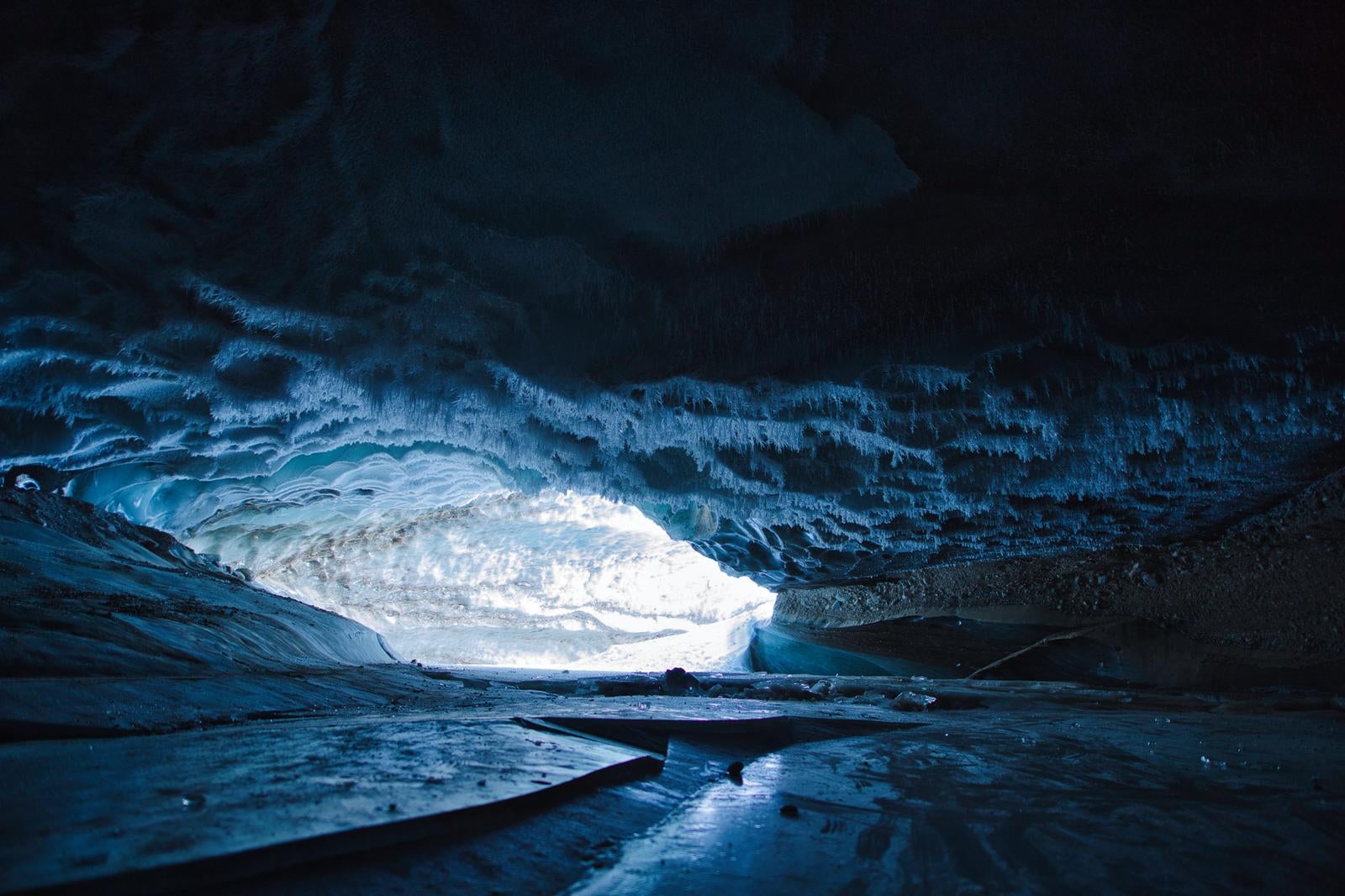 「光が差し込む青い氷の洞窟」の写真