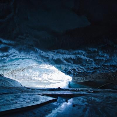 光が差し込む青い氷の洞窟の写真
