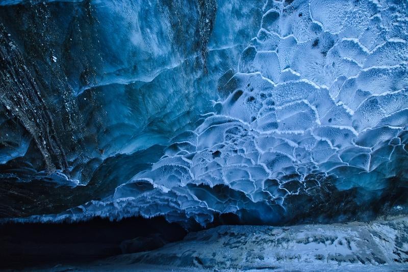 青い氷の洞窟内の模様の写真