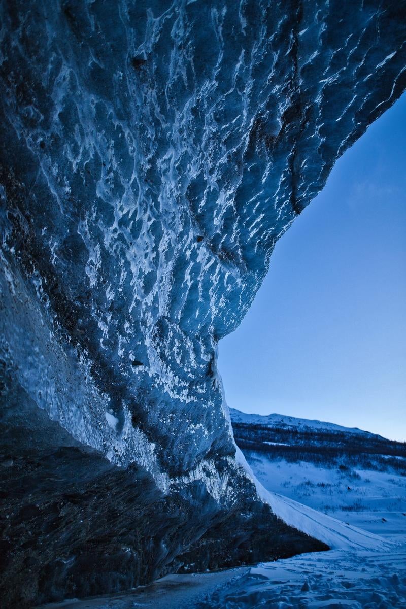 「空に向かってそびえ立つ氷の崖のような構造」の写真
