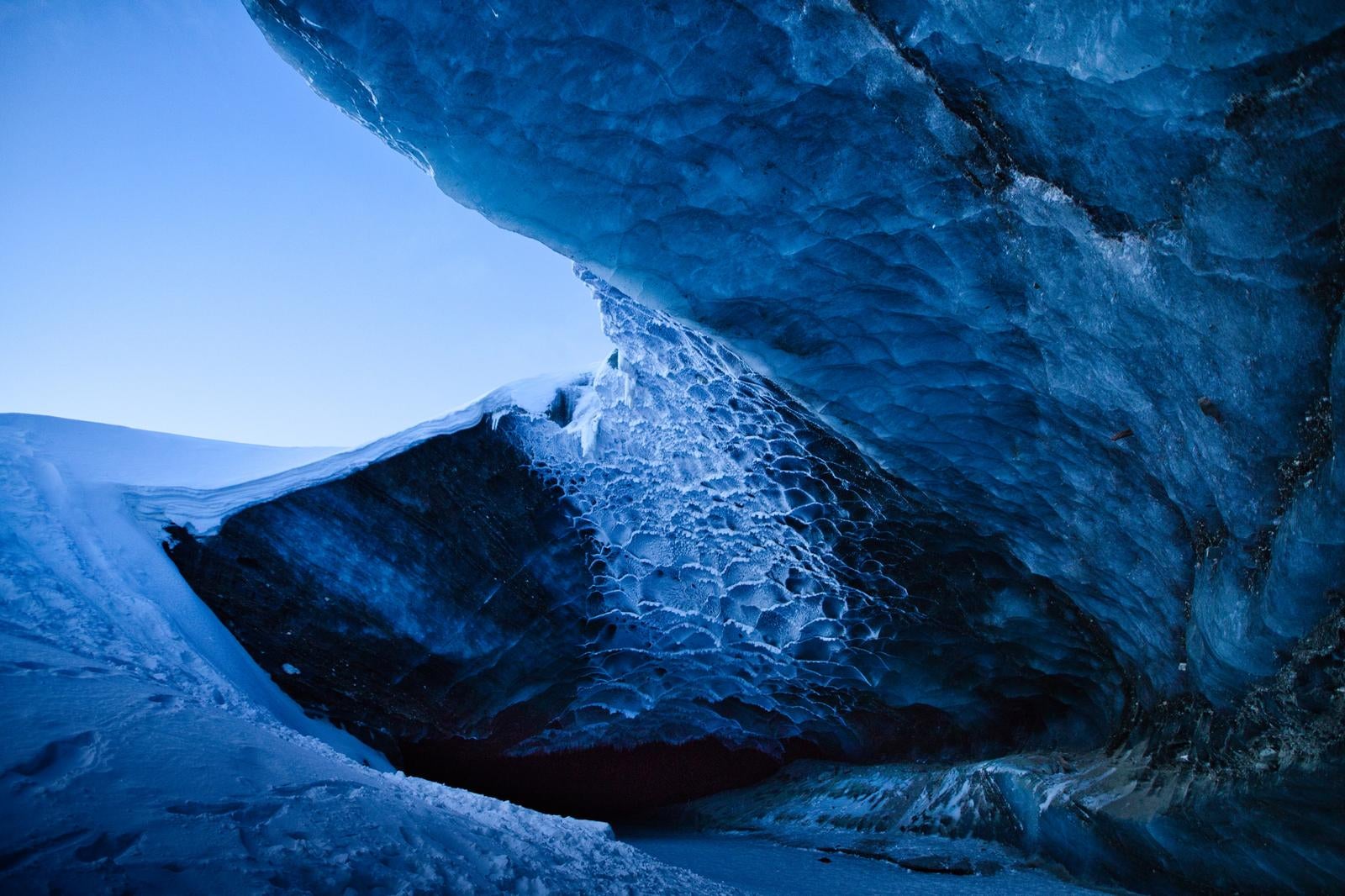 「氷の洞窟からの外界」の写真