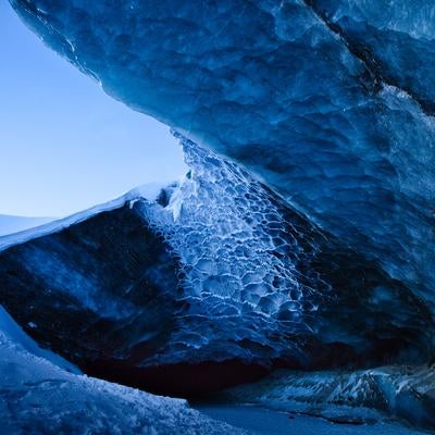 氷の洞窟からの外界の写真