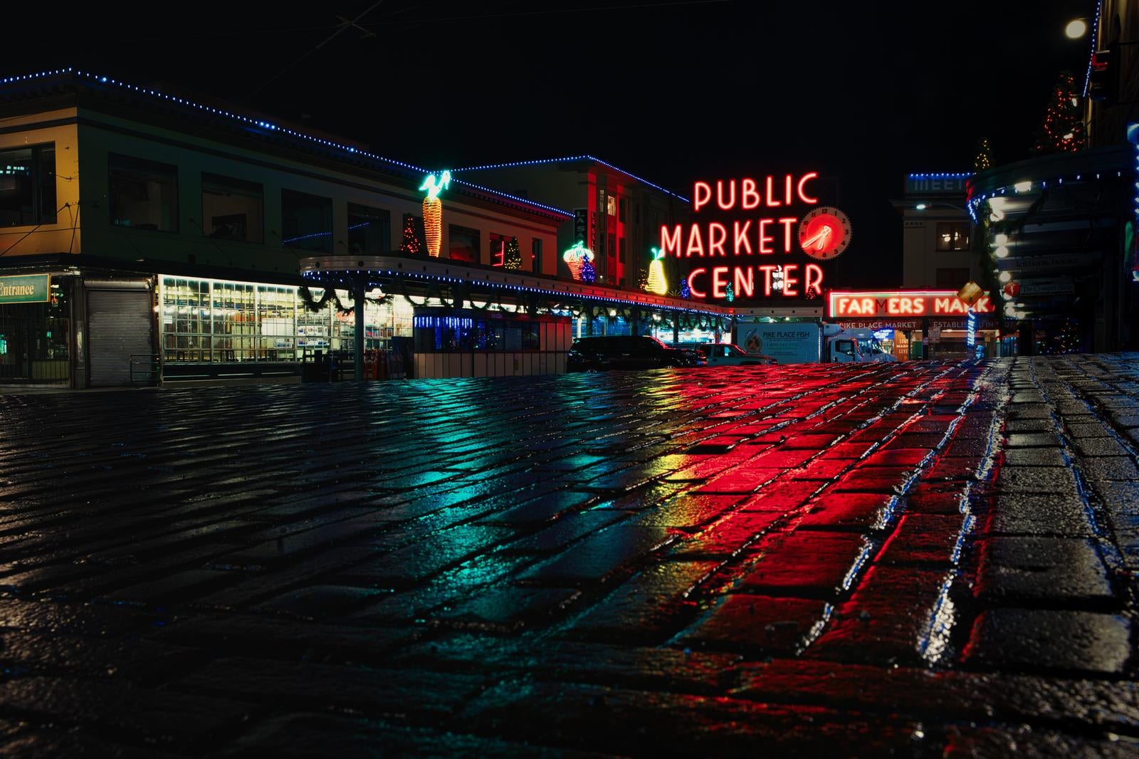 「PUBLIC MARKET CENTERのネオン看板の路面反射」の写真