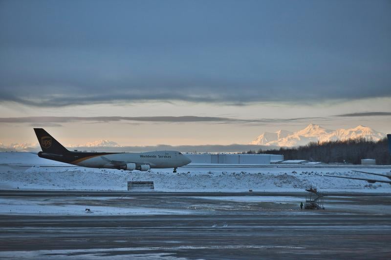 冬の空港で静かに佇むUPS貨物機の写真
