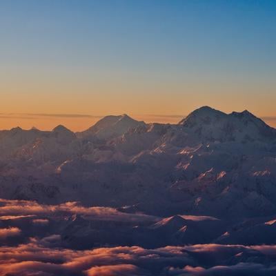 オレンジ色に染まる夕暮れのデナリの写真