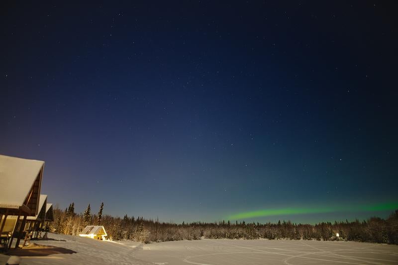 オーロラと満天の星が織り成す冬の夜の写真