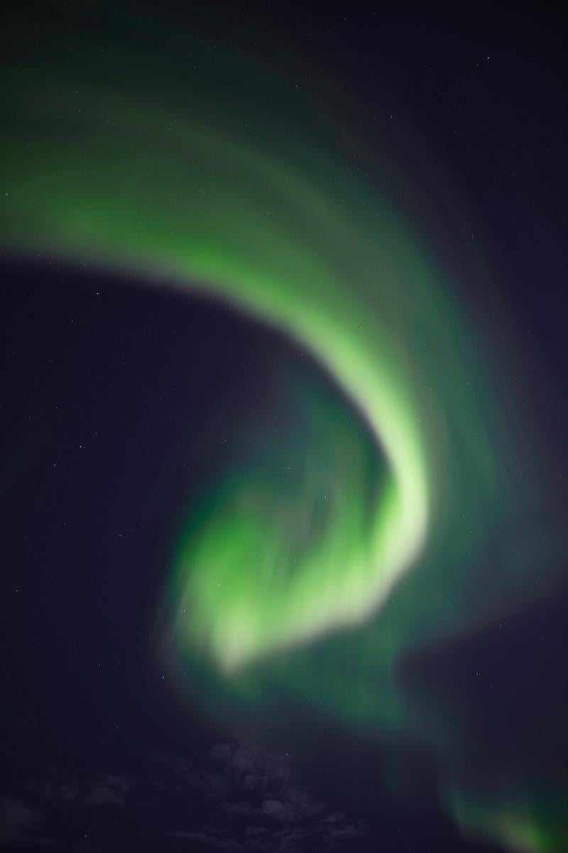「夜空に舞う緑色のオーロラ」の写真