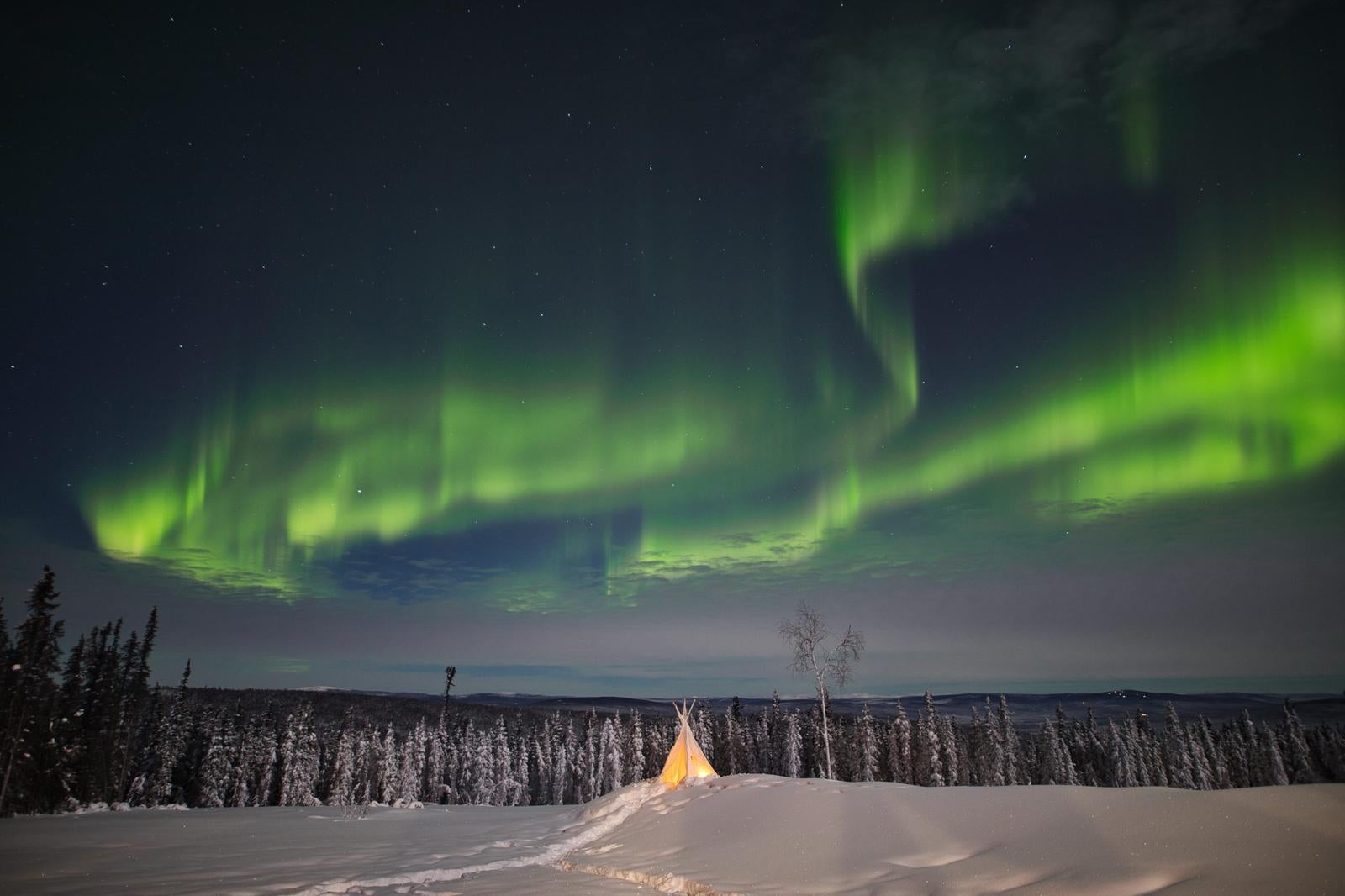 「ティーピーとオーロラが彩る北極圏の夜」の写真