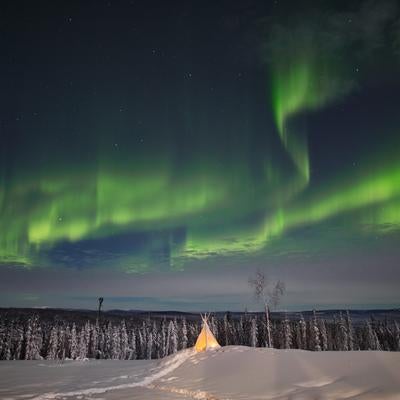 ティーピーとオーロラが彩る北極圏の夜の写真