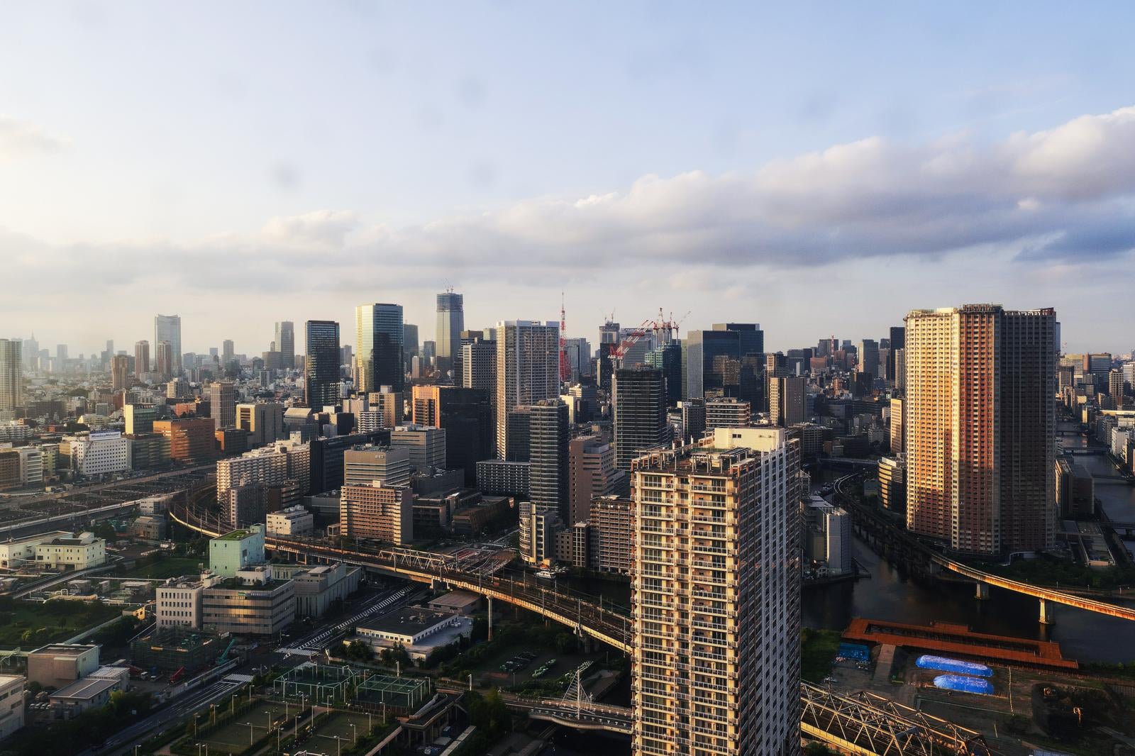 「東京の高層マンション群と湾岸エリア」の写真